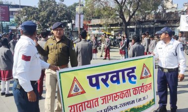 यातायात पुलिस यातायात के नियमों का पालन करवाने के लिए लगातार कर रही कोशिशें, पैदल मार्च और नुक्कड़ नाटक के जरिए लोगों को किया जागरूक