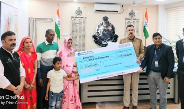 पुलिस में पदस्थ ऑन ड्यूटी आर राकेश मोरी की दुर्घटना में मृत्यु पर पीएसपी योजना के तहत परिजनों  को दी 1 करोड़ रुपए की आर्थिक सहायता, एसपी ने परिजन दिया चेक और पुत्र गोद में उठकर किया लाड़