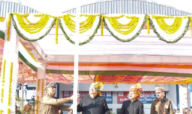 रतलाम जिले में गणतंत्र दिवस हर्षोल्लास के साथ मनाया गया मुख्य समारोह में सूक्ष्म, लघु, मध्यम मध्यम मंत्री चैतन्य काश्यप ने ध्वजारोहण कर परेड की सलामी ली