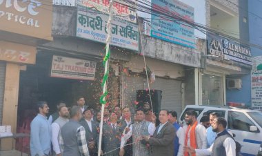 गणतंत्र दिवस पर बड़ी ओमती में हुआ ध्वाजारोहण, समाजसेवियों और बुजुर्गो का हुआ सम्मान