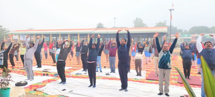 जावरा में हुआ सामूहिक सूर्य नमस्कार, प्रशासनिक अधिकारियों, नेताओं और 300 विद्यार्थियों ने किया सूर्य नमस्कार की 12 मुद्राओं प्राणायाम का अभ्यास