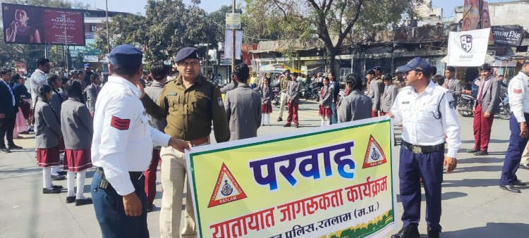 यातायात पुलिस यातायात के नियमों का पालन करवाने के लिए लगातार कर रही कोशिशें, पैदल मार्च और नुक्कड़ नाटक के जरिए लोगों को किया जागरूक