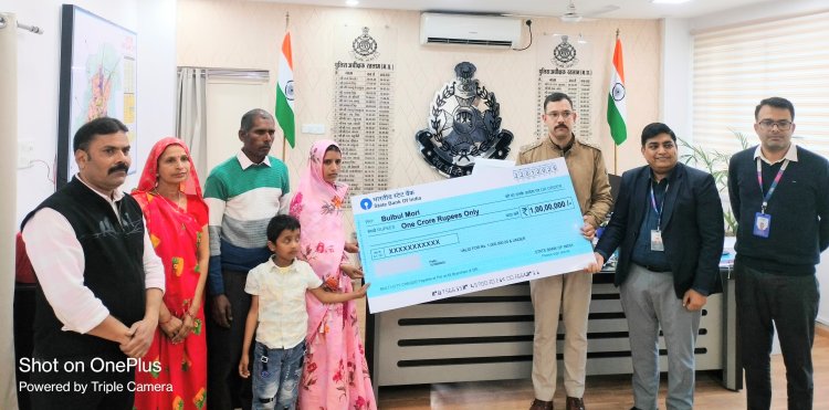 पुलिस में पदस्थ ऑन ड्यूटी आर राकेश मोरी की दुर्घटना में मृत्यु पर पीएसपी योजना के तहत परिजनों को दी 1 करोड़ रुपए की आर्थिक सहायता, एसपी ने परिजन दिया चेक और पुत्र गोद में उठकर किया लाड़
