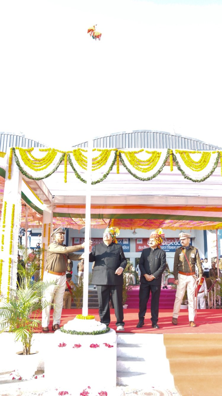 रतलाम जिले में गणतंत्र दिवस हर्षोल्लास के साथ मनाया गया मुख्य समारोह में सूक्ष्म, लघु, मध्यम मध्यम मंत्री चैतन्य काश्यप ने ध्वजारोहण कर परेड की सलामी ली