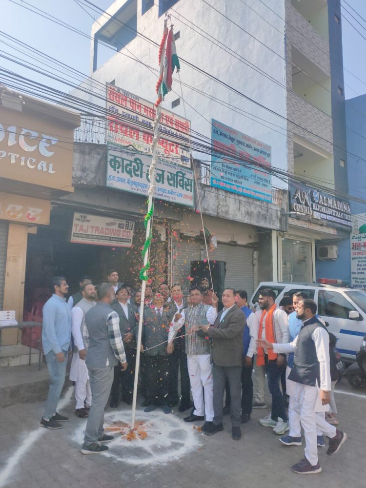 गणतंत्र दिवस पर बड़ी ओमती में हुआ ध्वाजारोहण, समाजसेवियों और बुजुर्गो का हुआ सम्मान
