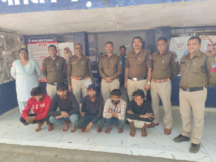 8 लेन पर लूट के प्रयास के आरोपियों को पुलिस ने किया गिरफ्तार, आंखों में मिर्ची पाउडर और तलवार दिखाकर कर रहे थे लूट