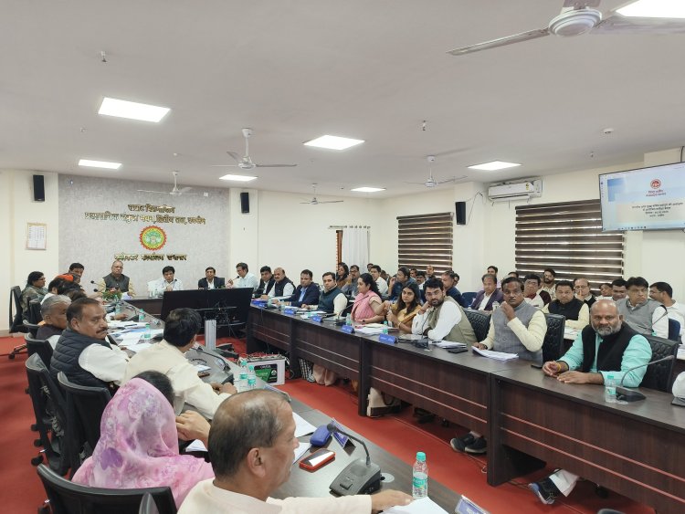 योजनाओं के क्रियान्वयन में अधिकारी जनप्रतिनिधियों से संवाद एवं समन्वय बनाए रखें-डॉ राजेंद्र पांडेय