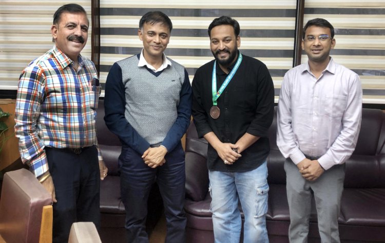 राष्ट्रीय बिलियर्ड्स एवं स्नूकर चैंपियनशिप में रतलाम मंडल के मो. हुसैन खान को कांस्य पदक से नवाजा गया