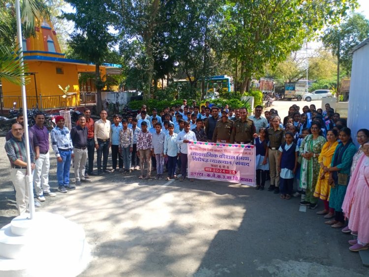 व्यावसायिक भ्रमण के दौरान विद्यार्थियों ने औद्योगिक क्षेत्र थाने पहुंचकर समझी कार्यप्रणाली, बालिका सुरक्षा और साइबर अपराध के बारे में भी जाना