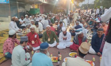 15 वे रोज़े पर घंटाघर में हुआ अफ्तार, गंगा - जमुना तहजीब की साक्षी बनी संस्कारधानी, सभी धर्म के लोगों ने मिलकर किया इफ्तार मांगी अमन ओ शांति की दुआ