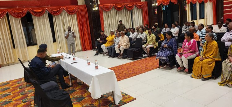 एसपी ने समता परिसर में आमजन से किया सीधा संवाद, लोगों की समस्याएं सुनकर त्वरित निराकरण करने के निर्देश जारी किए, लोगों से आगामी त्यौहार को शांतिपूर्वक मनाने, कॉलोनी में ज्यादा से ज्यादा सीसीटीवी कैमरे लगाने की अपील की