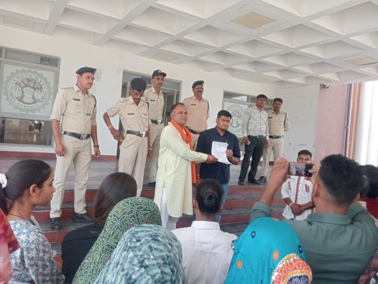 रिछाचांदा से परवलिया ग्राम में स्थानांतरित होने जा रही शराब दुकान का ग्रामीणों ने किया विरोध, कलेक्ट्रेट में ज्ञापन दे कर कहा, शराब दुकान आई तो विवाद होंगे, महिलाएं निकल नहीं सकेंगी और बालिकाएं स्कूल नहीं जा सकेगी