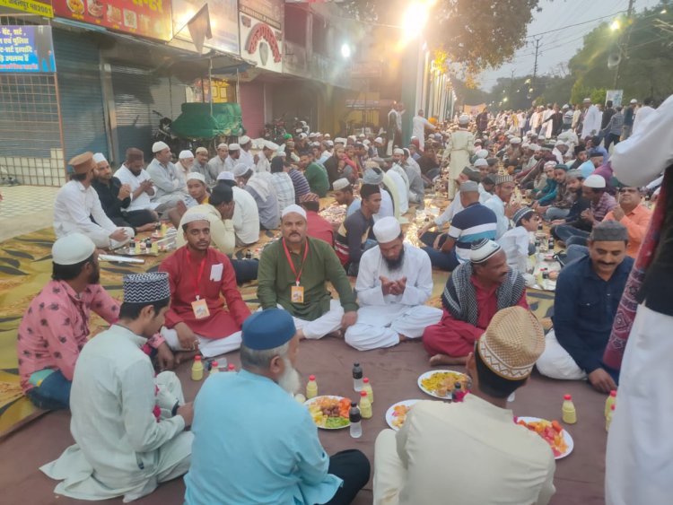 15 वे रोज़े पर घंटाघर में हुआ अफ्तार, गंगा - जमुना तहजीब की साक्षी बनी संस्कारधानी, सभी धर्म के लोगों ने मिलकर किया इफ्तार मांगी अमन ओ शांति की दुआ