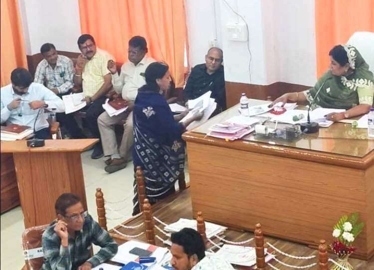 कांग्रेस की महिला पार्षद ने उनके अनुसूचित जाति वाले वार्ड के साथ साथ हो रहा भेदभाव का लगाया आरोप, परिषद सम्मेलन का महिला पार्षद ने किया बहिष्कार, 400 लेटर हेड का बंडल अध्यक्षा को सौंपा