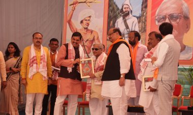 अखिल भारतीय वनवासी ग्रामीण मजदूर महासंघ कार्यक्रम में ग्रामीण विधायक डामोर को नहीं दी मंच पर जगह, विधायक बोले महापौर को मंच विधायक को सही से बैठने की जगह भी नहीं दी     सीएम डॉ यादव ने की उद्योगों को 70 प्रतिशत सब्सिडी मिलने की घोषणा, धार झाबुआ को मिलेंगे नए मेडिकल कॉलेज