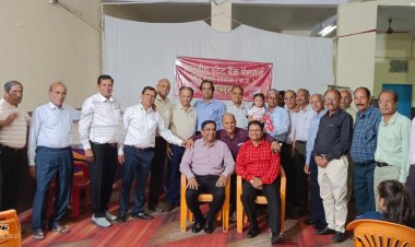 एसबीआई पेंशनर्स मित्र मंडल ने सेलिब्रेट किया पारिवारिक मिलन समारोह, 75 वर्ष पूरे हो चुके और नए साथियों का किया गया सम्मान