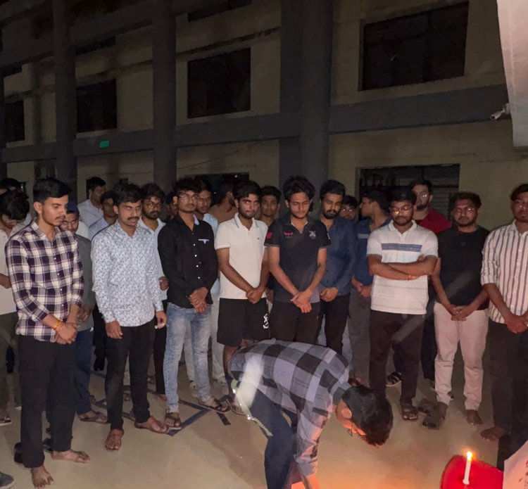 मेडिकल छात्रों ने पहलगाम हमले में हुए शहीदों को श्रद्धांजलि