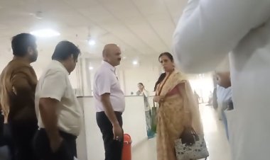 अचानक धमक पड़े डॉक्टर लक्ष्मी नारायण मेडिकल कॉलेज में कलेक्टर बाथम, गंदा फर्श देखकर आग बबूला हुए कलेक्टर, डीन ने कलेक्टर के सामने कहा फर्श पर मशीन लगवाना