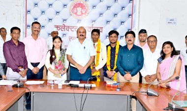 जिला मेरिट में रतलाम के होनहारों की चमक, कलेक्टर राजेश बाथम ने किया सम्मानित