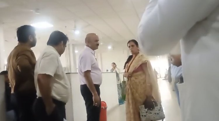 अचानक धमक पड़े डॉक्टर लक्ष्मी नारायण मेडिकल कॉलेज में कलेक्टर बाथम, गंदा फर्श देखकर आग बबूला हुए कलेक्टर, डीन ने कलेक्टर के सामने कहा फर्श पर मशीन लगवाना