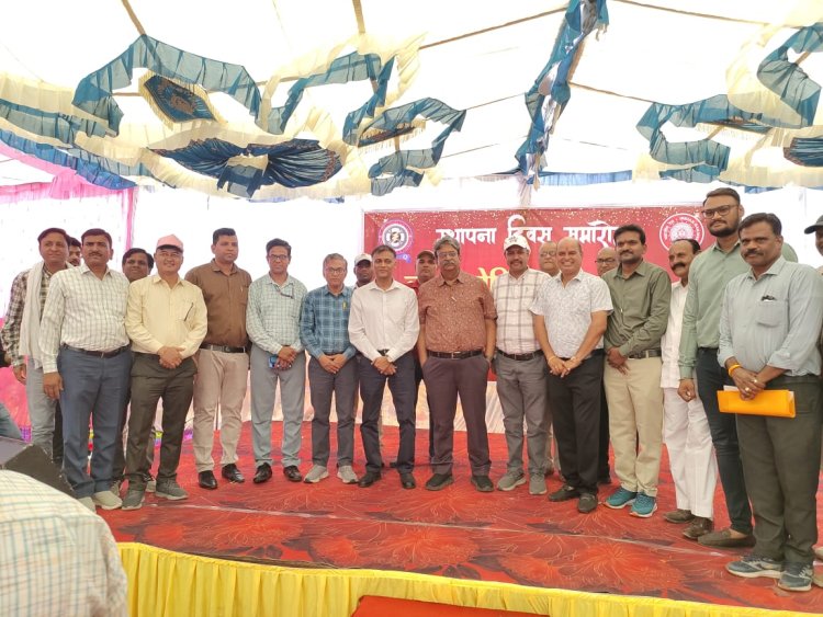 पश्चिम रेलवे के प्रमुख मुख्य इंजीनियर रंजन श्रीवास्तव का डीजल शेड रतलाम में हुआ आगमन, मजदूर संघ टीम ने मुलाकात कर गोधरा लॉबी की वर्किंग को रतलाम मण्डल मे तुरंत बंद करने का किया आग्रह
