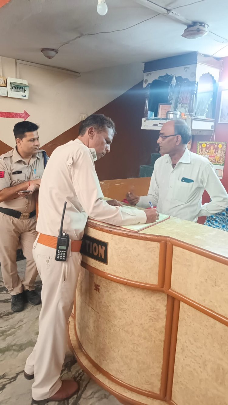 रतलाम पुलिस सुरक्षा व्यवस्था को लेकर सतर्क, चेकिंग अभियान के होटल लॉज और धर्मशाला में रुके मुसाफिरों की हुई सख्ती से चेकिंग की चेकिंग, पुलिस ने दिए सख्त निर्देश