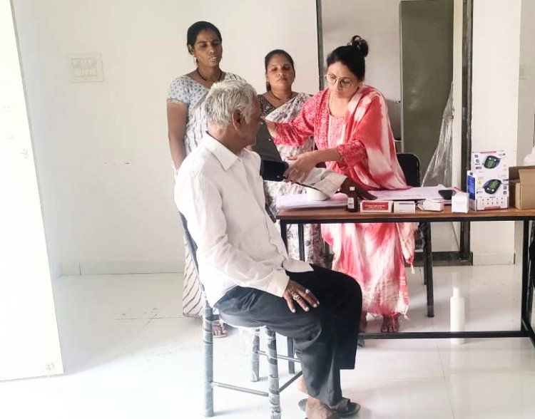 रतलाम के वार्ड 24 में शुरू हुआ संजीवनी क्लीनिक, मेडिकल स्टाफ की नियुक्ति के बाद भी नहीं आ रहा था स्टाफ, कलेक्टर से शिकायत होने पर हुआ शुरू