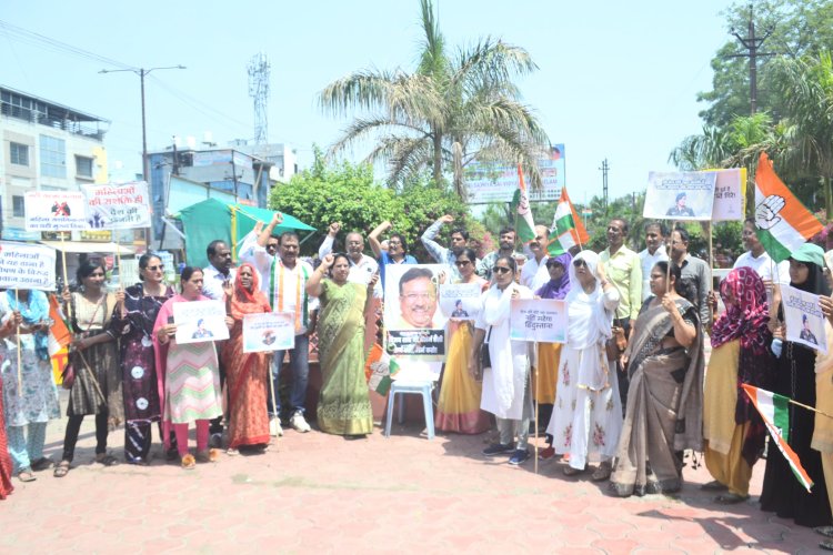 कांग्रेस की महिलाओं सेना की महिला कर्नल का अपमान करने वाले मंत्री विजय शाह के पोस्टर को पहनाई चुड़ियों की माला, जमकर मारे पोस्टर को जूते, कांग्रेस ने विजय शाह के इस्तीफे की मांग की