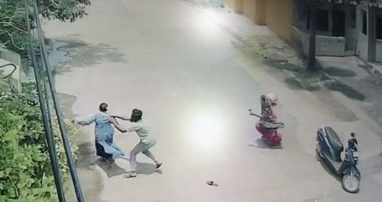 शादी से मना करने पर प्रेमी ने प्रेमिका पर किया कैची से जान लेवा हमला, प्रेम प्रसंग में प्रेमी ने प्रेमिका की स्कूटी रुकवाकर प्रेमिका की गर्दन और कंधे पर मारी कैची, पहले भी प्रेमिका कर चुकी थी शिकायत, मामले में ढ़िलपोल बरतने पर आईए थाना टीआई सहित प्रधान आरक्षक ओर उपनिरीक्षक हटाए गए