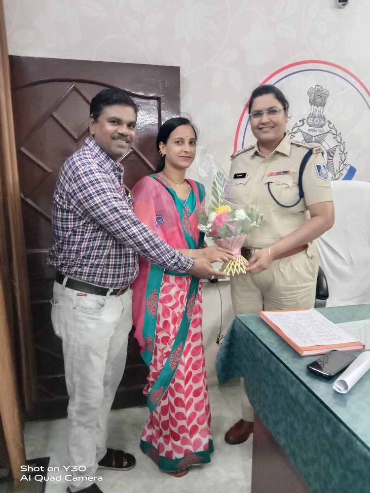 महिला पार्षद ने किया औद्योगिक थाना प्रभारी का गुलदस्ता देकर किया स्वागत अभिनंदन, क्षेत्र में गश्त बढ़ाने और किरायेदारों की जानकारी थाने में जमा करवाने के निर्देश जारी करने के लिए किया निवेदन