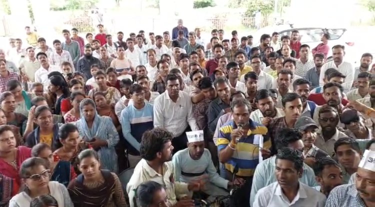 ई अटेंडेंस के विरोध के साथ 8 मांगों को लेकर सीएम के नाम सौंपा अतिथि शिक्षकों ने ज्ञापन, मोबाइल रिचार्ज की राशि खाते में डालने के लिए भी की मांग