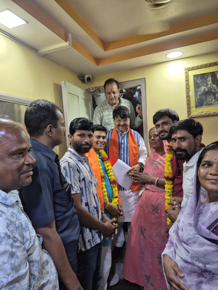 पहले थे निर्दलीय अब हुए भाजपा के, वार्ड क्रमांक 9 की महिला पार्षद जानी बाई और उनके पुत्र दशरथ कसानिया ने थामा भाजपा का हाथ