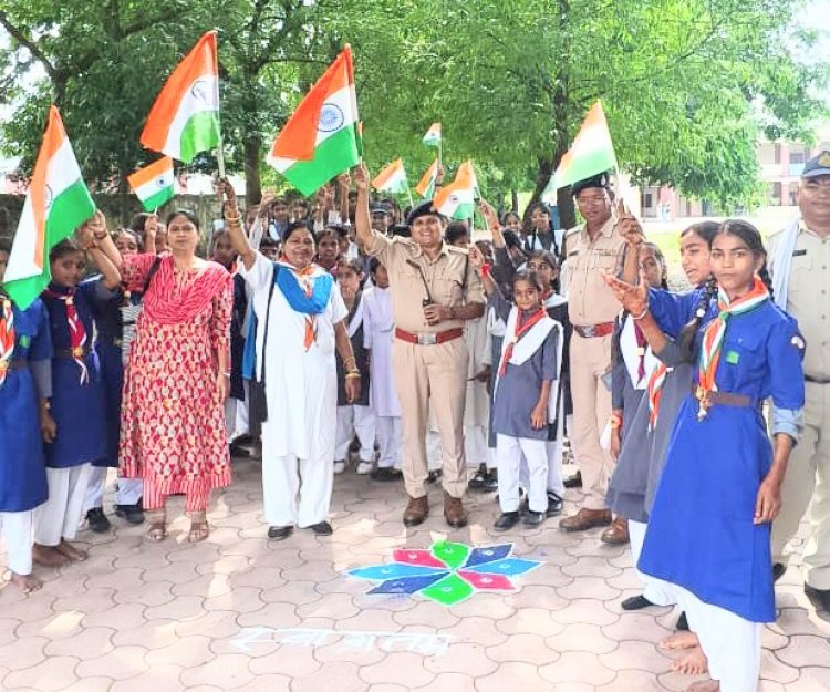 हर घर तिरंगा अभियान के अंतर्गत रतलाम पुलिस द्वारा शासकीय विद्यालय धोंसवास में तिरंगा रैली एवं जनजागरूकता कार्यक्रम का हुआ आयोजन