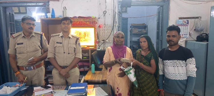 सब्जी विक्रेता जमीला ने दी ईमानदारी की मिसाल, 50 हजार की राशि रखी थैली भी ग्राहक को पुलिस की मदद से लौटाई 