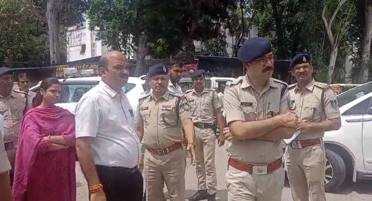 शोपीस बनी सिग्नल लाइट, फिर भंगार की स्थिति में ट्रैफिक सिग्नल लाइट्स, ट्रैफिक जाम से घिरा शहर का हर चौराहों और आमजन, दुकानदारों सहित छोटे बड़े व्यापारियों ने नहीं बनाई पार्किंग भी निगम में में पास हो गया नक्शा और मिल गई परमिशन, नियम का हो रहा उल्लंघन