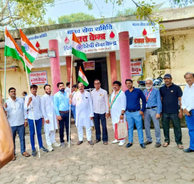 ब्लड बैंक और व्यापारी एसोसिएशन द्वारा 79वा स्वतंत्रता दिवस मनाते हुए किया ध्वजारोहण