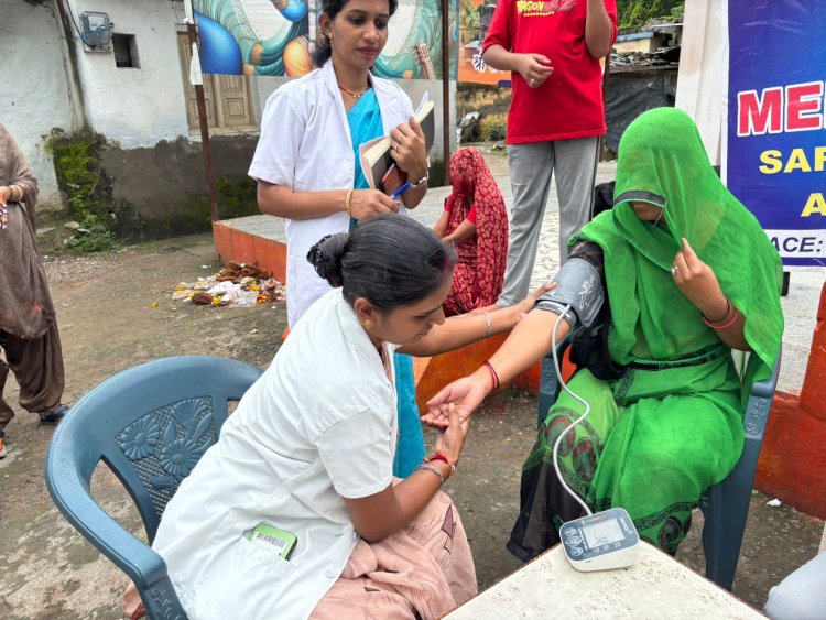 वाल्मीकि बस्ती आयोजित हुआ निशुल्क स्वास्थ शिविर, 150 लोगों ने लिया लाभ
