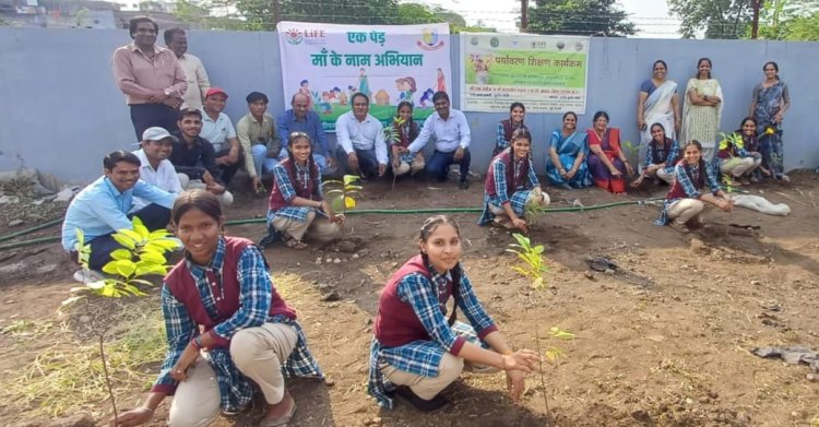 एक पेड़ मां अभियान के तहत सांदीपनि विद्यालय जावरा के बगीचे में स्टाफ और विद्यार्थियों ने किया पौधारोपण 