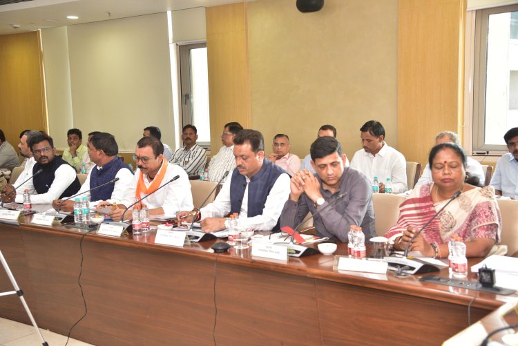 भोपाल में आयोजित महापौर परिषद बैठक में रतलाम महापौर पटेल ने उठाए जनहित के मुद्दे, बिल्डिंग परमिशन नामांतरण प्लीज वृद्धि के पेंडिंग प्रकरण, नियमों में शहंशोधन सहित आवारा पशुओं से जुड़े मुद्दों पर की चर्चा 