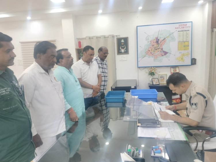 सेठ जी के बीच बाजार में हुई सटोरियों की आपसी लड़ाई, माणकचौक क्षेत्र कानून व्यवस्था सवाल, अवैध सट्टा गतिविधियों की जांच के संबंध में कांग्रेस ने की एसपी कुमार से मुलाकात