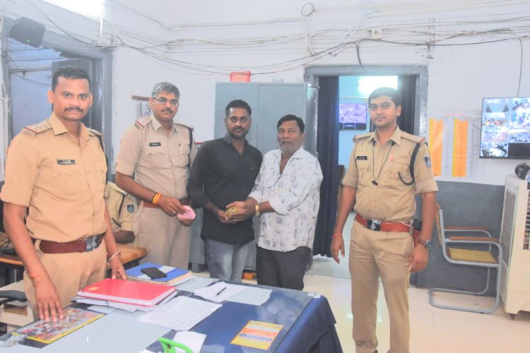 नेक काम करने पर मिली शाबाशी,  सोने चांदी के आभूषण सहित लावारिस पर्स मिलने पर ईमानदारी का परिचय देते हुए माणकचौक पुलिस की मदद से लौटाए