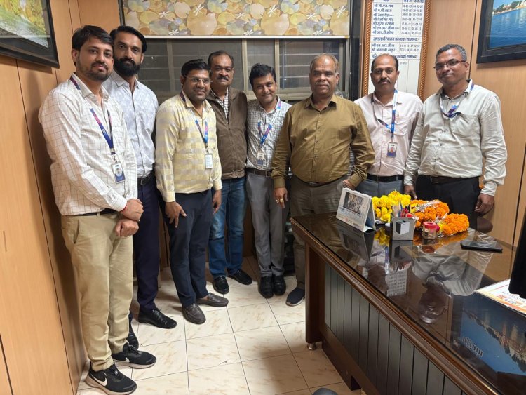 रेलवे के सिनियर डीओएम अजय ठाकुर के सेवानिवृत्त होने पर  स्टेट बैक परिवार ने किया उनका सम्मान