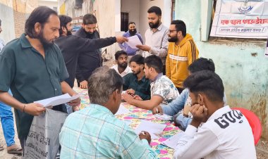 रतलाम का मतदाता पुनरीक्षण पटरी से उतरा—कलेक्टर की सख्ती के बाद भी प्रशासनिक सिस्टम कटघरे में , समाज सेवी और जागरूक युवा कैंप लगाकर लोगों के फॉर्म भर रहे और दे रहे हिदायत