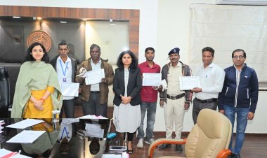 SIR का कार्य शत प्रतिशत करने पर बीएलओ दिनेश परमार, भेरूलाल खातिजा एवं प्रताप वसुनिया का कलेक्टर सिंह ने किया सम्मान