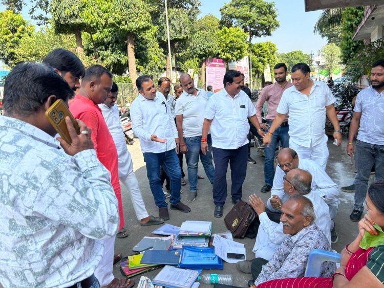 नगर निगम के सम्मेलन के खिलाफ कांग्रेस का धरना, ज्वलंत समस्या पर चर्चा करने से भाग रही है भाजपा, स्थानीय मुद्दों को छोड़ राष्ट्रीय मुद्दों पर हो रही चर्चा