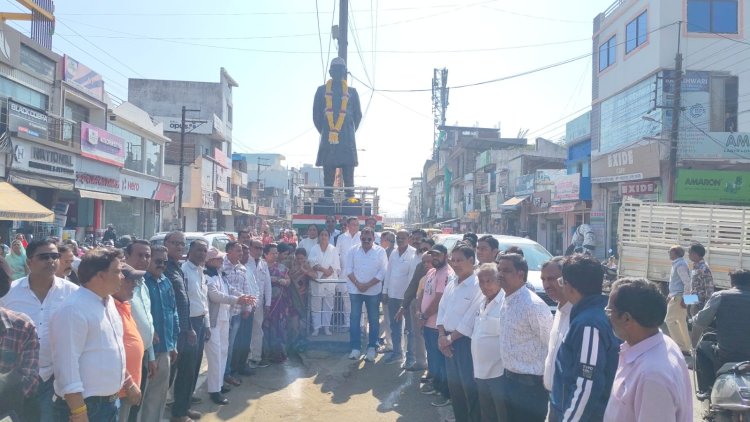 भारत के पहले प्रधानमंत्री पंडित जवाहरलाल नेहरू जी की जन्म जयंती पर कांग्रेस ने किया माल्यार्पण