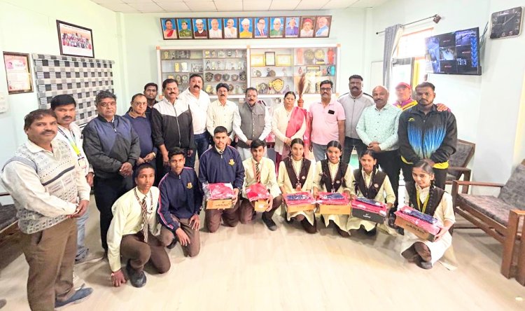 उत्कृष्ट विद्यालय रतलाम में खिलाड़ियों को शासन प्रदत्त किट का किया  वितरण