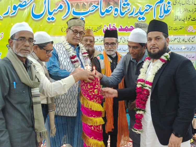 मियां हुजूर रे. अ. के 60 वा उर्स का हुआ आगाज़, अखिल भारतीय मनकबती मुशायरे के आयोजन में शायरों ने सुनाई अपनी बेहतरीन  रचनाएं, ध्वज फहराकर की चादर पेश