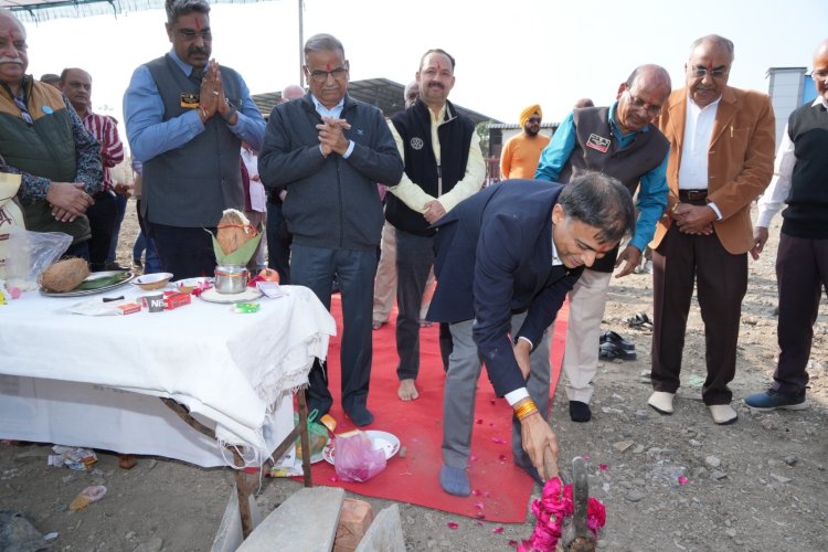 रतलाम रेलवे स्टेशन परिसर में यात्रियों और रतलामवासियों को “रेलवे–रोटरी पीस गार्डन” की सौगात,  गार्डन निर्माण के लिए  हुआ भूमिपूजन