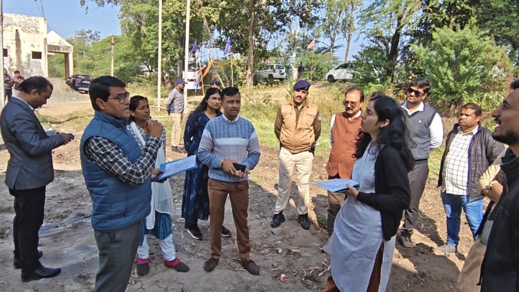 रतलाम कलेक्टर सिंह को गांव में देख हक्के बक्के हो गए सरकारी कर्मचारी, ग्रामीणों ने सुनाई पीढ़ा तो मौके कलेक्टर ने कर दी दूर, प्रशासन गांव की ओर अभियान के तहत 19 ग्राम पंचायतों मे हुई सुनवाई